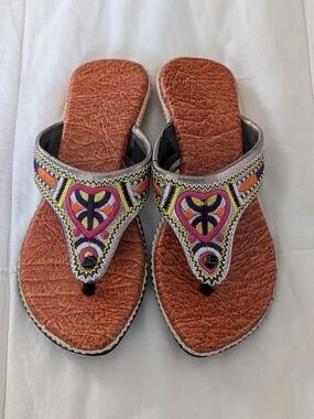 Womens Marrocan Embroidered Brown Leatherette Thong Sandals. NWOT